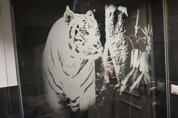 gallery/tiger-gross-duschtrennwand