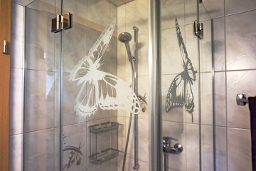 gallery/schmetterling-duschtrennwand